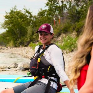 two-women-prepare-to-paddleboard-oxstg0xzxso